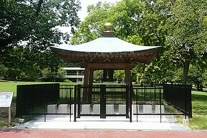 大阪万博記念公園にある「平和の鐘」